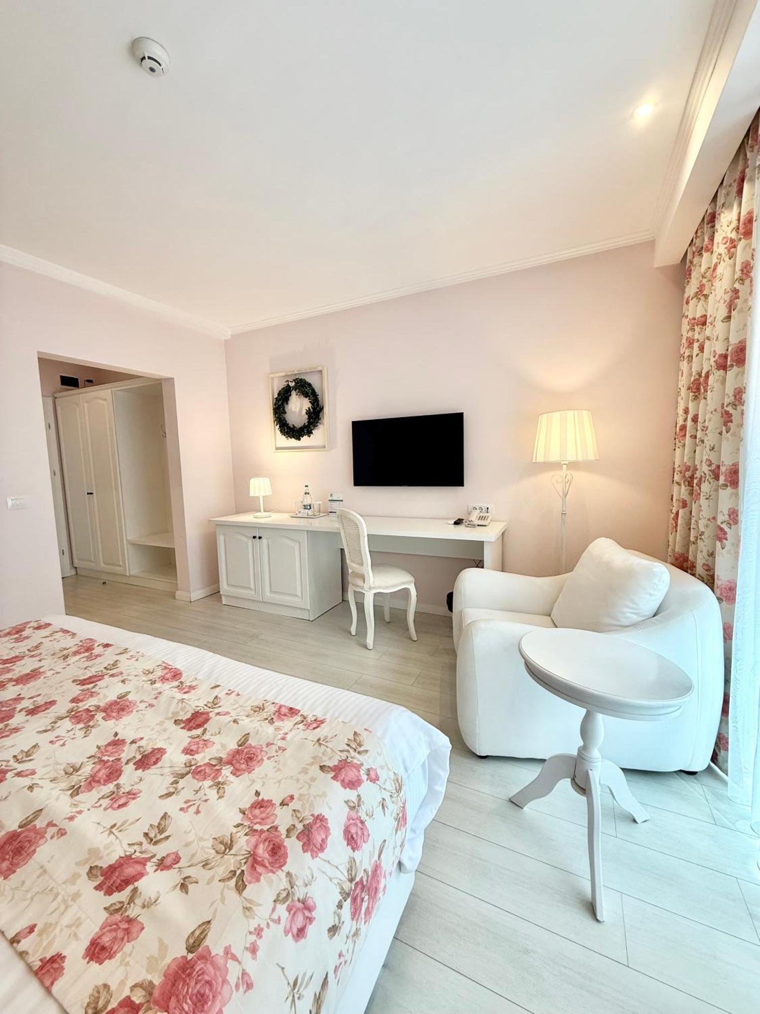 Krystal Boutique Mansion Hotel Hunedoara Exterior photo