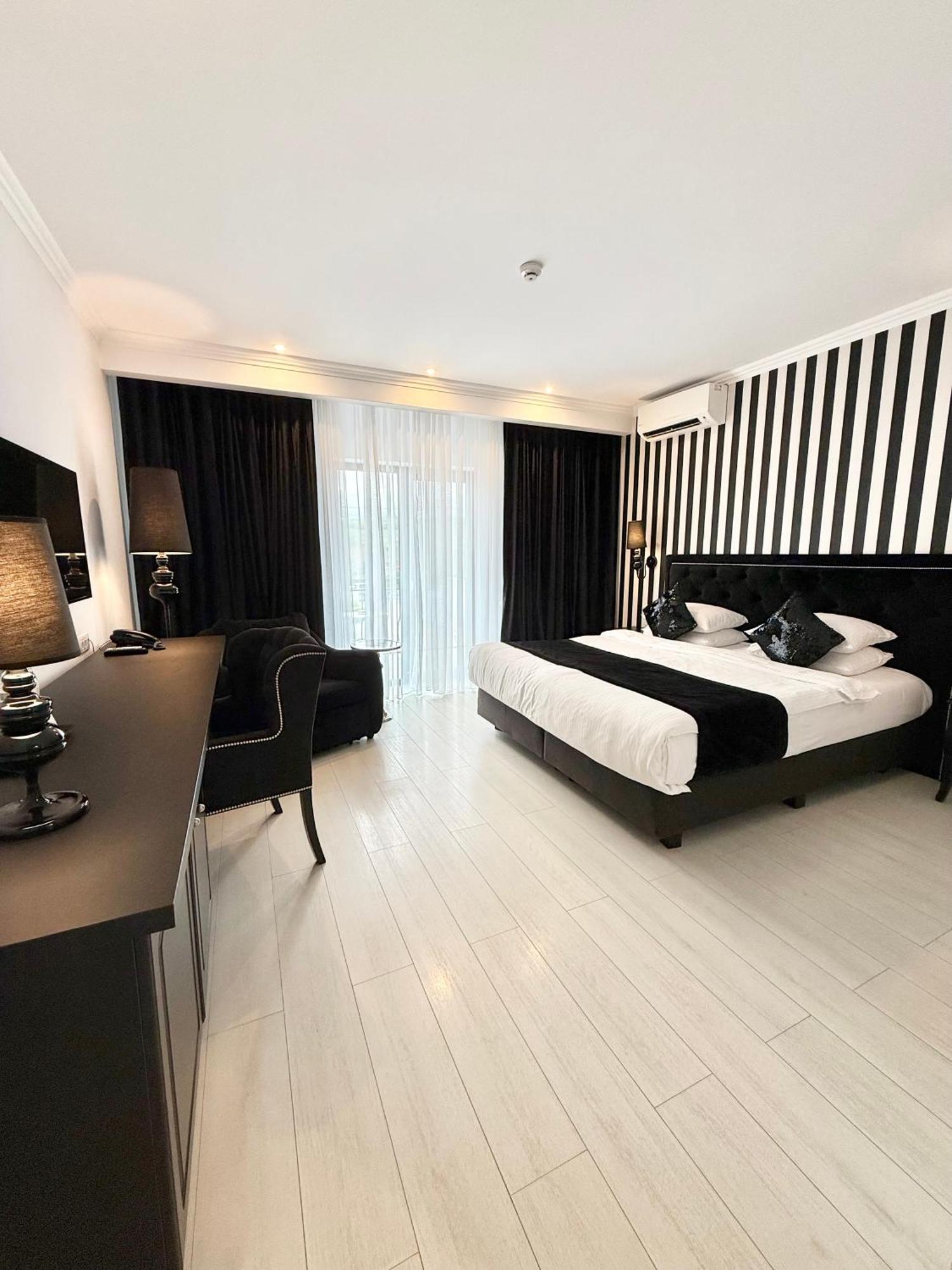 Krystal Boutique Mansion Hotel Hunedoara Exterior photo