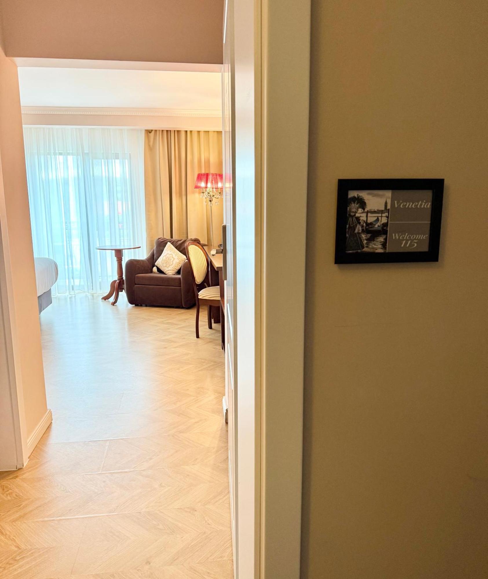 Krystal Boutique Mansion Hotel Hunedoara Exterior photo