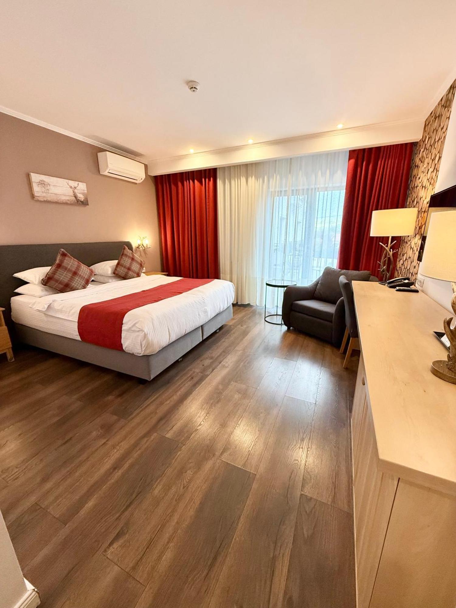 Krystal Boutique Mansion Hotel Hunedoara Exterior photo