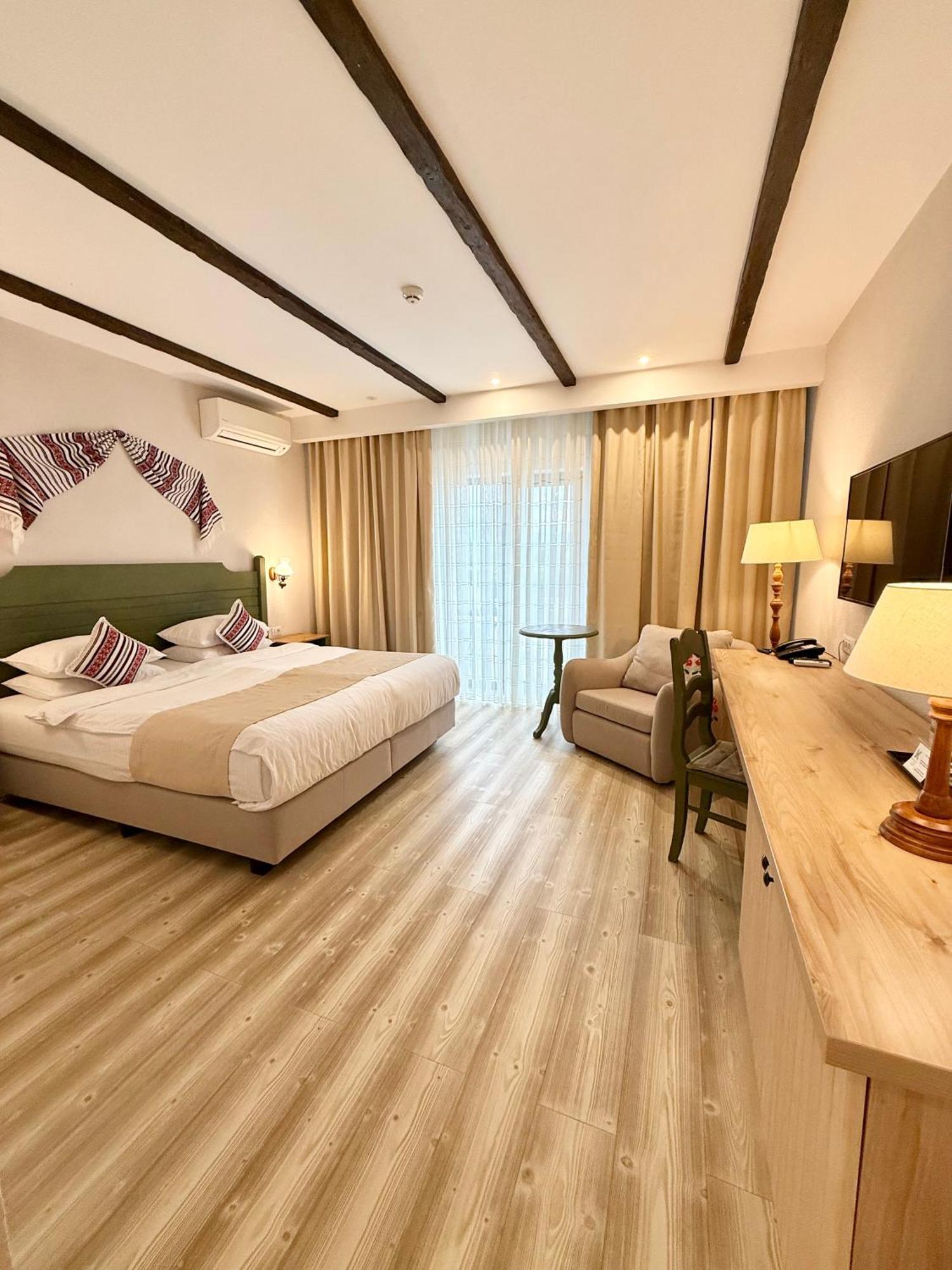 Krystal Boutique Mansion Hotel Hunedoara Exterior photo