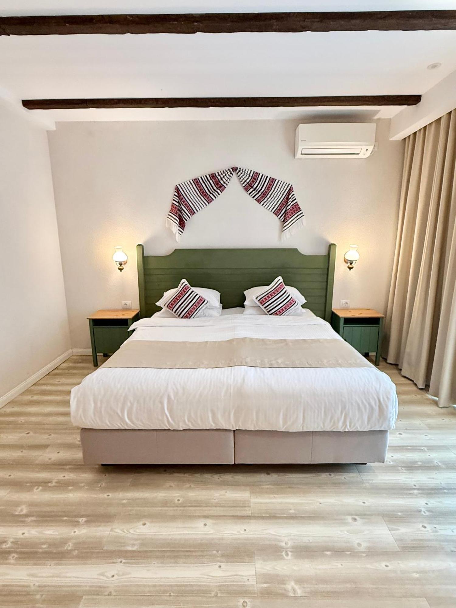 Krystal Boutique Mansion Hotel Hunedoara Exterior photo
