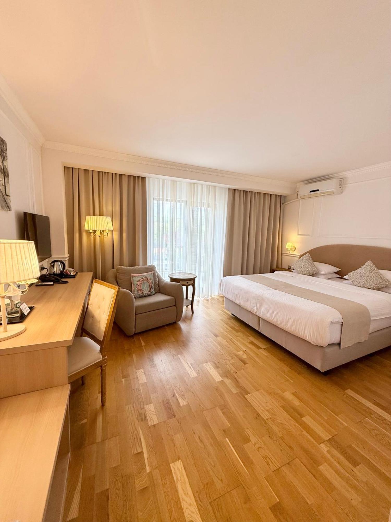 Krystal Boutique Mansion Hotel Hunedoara Exterior photo
